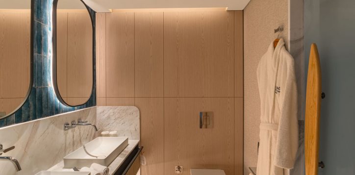 b8z7_corner-suite-_bathroom-min-2-2