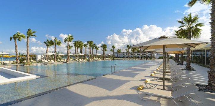 b8z7_outdoor-pool-min-2